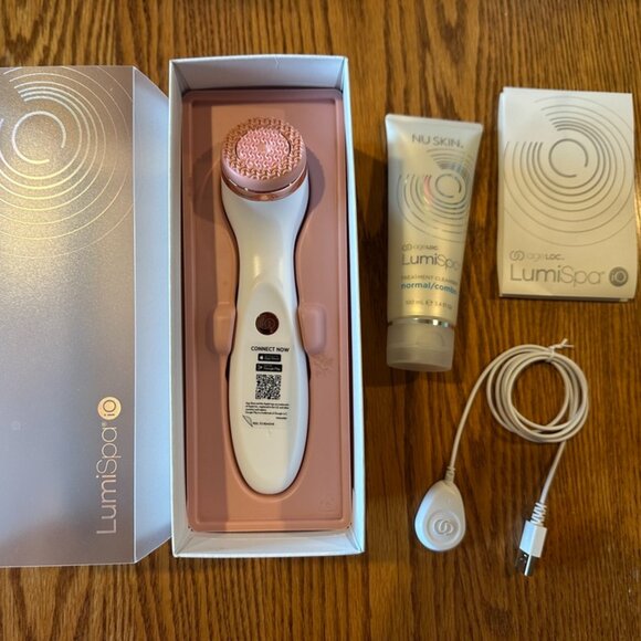 NuSkin LumiSpa Device + AgeLOC Treatment Cleanser (normal/combo) - Picture 3 of 4